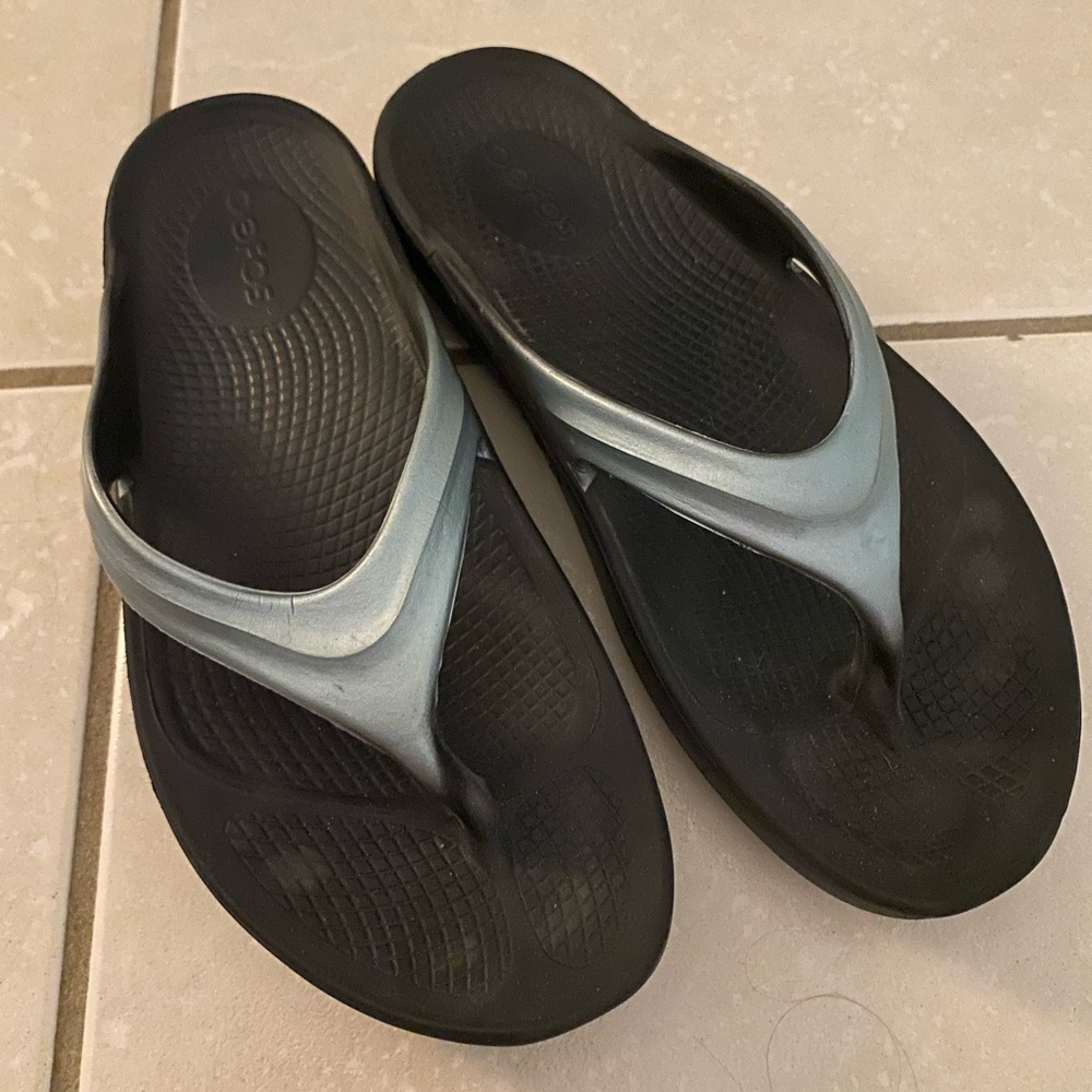 Oofos sandals size 8, EU 39